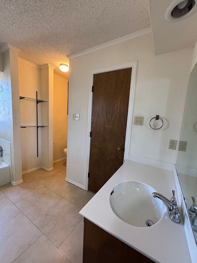 Building Photo - 6008-6010 Shelton St