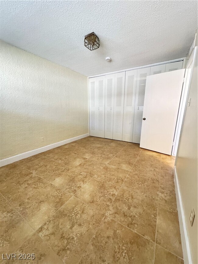 Building Photo - 350 E Desert Inn Rd