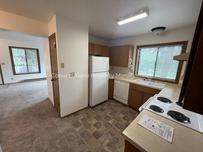 Building Photo - 623 E Whispering Pines Ln