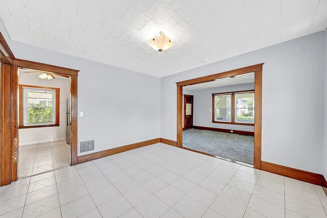 Building Photo - 238 Crestwood Ave