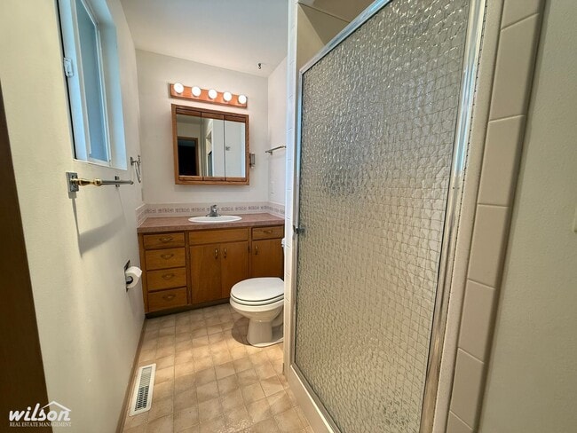 Building Photo - Spacious 4-Bedroom Yakima Home with Hot Tu...