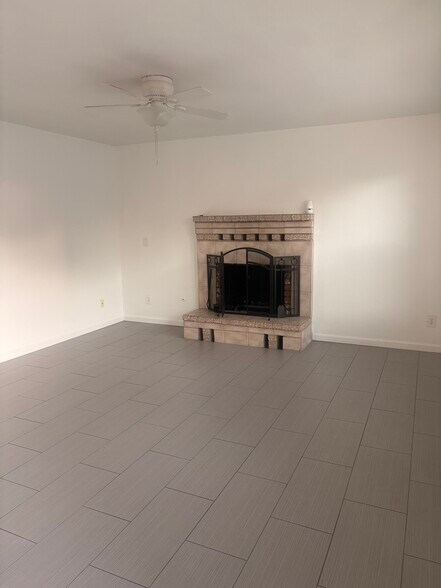 Building Photo - 530 E Hawkeye Ave