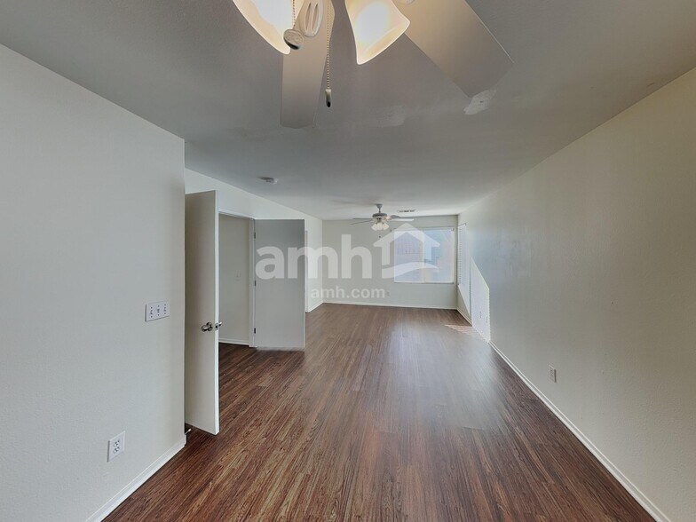 Building Photo - 1951 Silver Whisper Ave