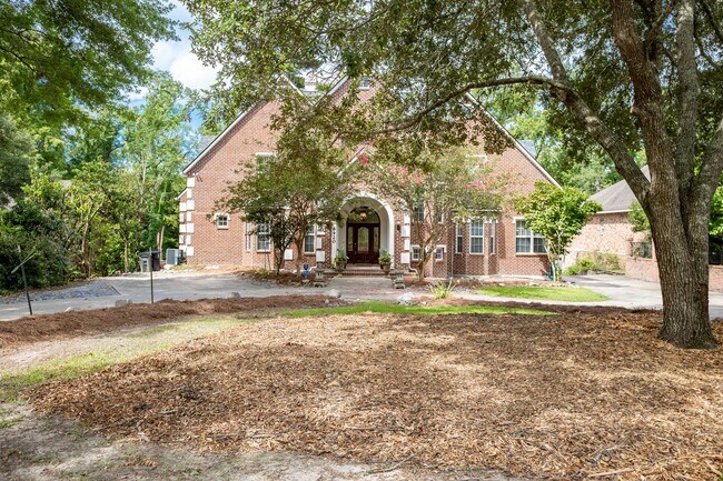 Building Photo - Historic Highland Road Beauty with Bayou V...