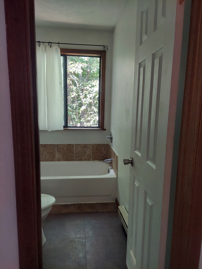 Building Photo - 105 Feather Ln