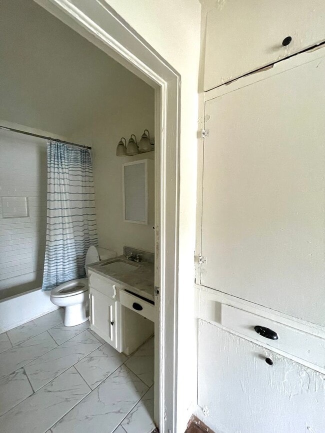 Building Photo - Cute 2 bed/1 bath House Steps Away from Park