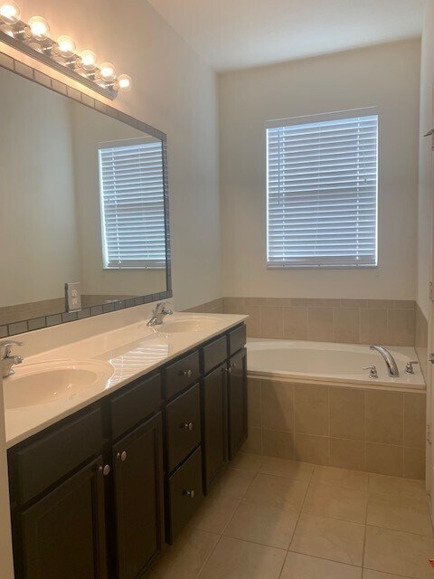 Building Photo - 9488 SW Merlin Ct