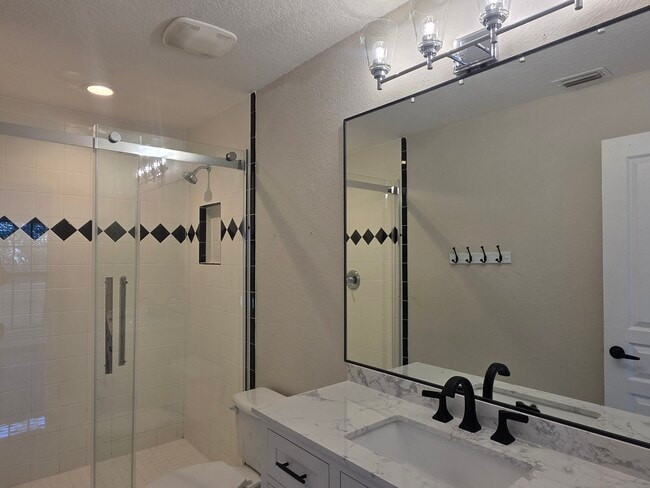 Building Photo - 637 Hillcrest St