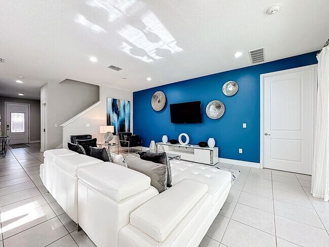 Building Photo - 8 Bedrooms 7 baths on a resort community