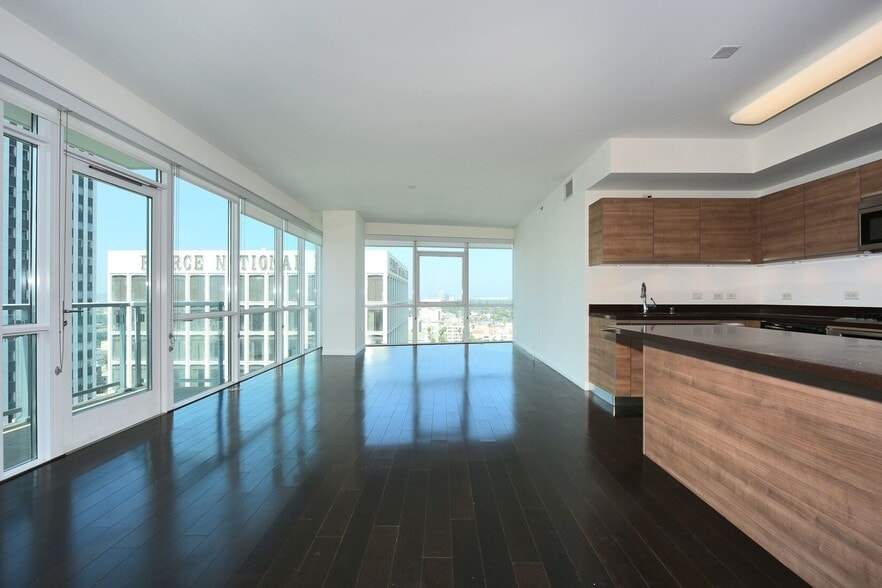 Building Photo - 3785 Wilshire Blvd