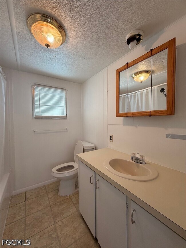 Building Photo - 121 Coachlight Ln