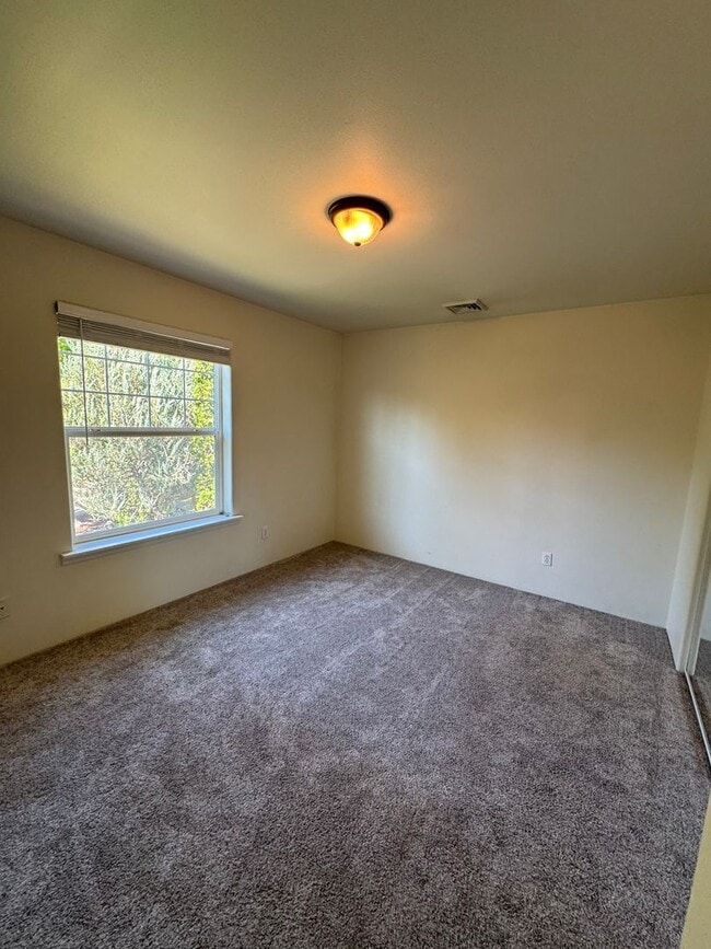 Building Photo - 3 Bedroom 2.5 Bath in Four Seasons HOA