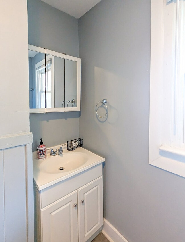 Building Photo - 911 E 49th St