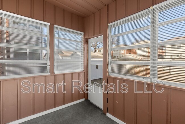 Building Photo - 5065 Lindenwood Ave