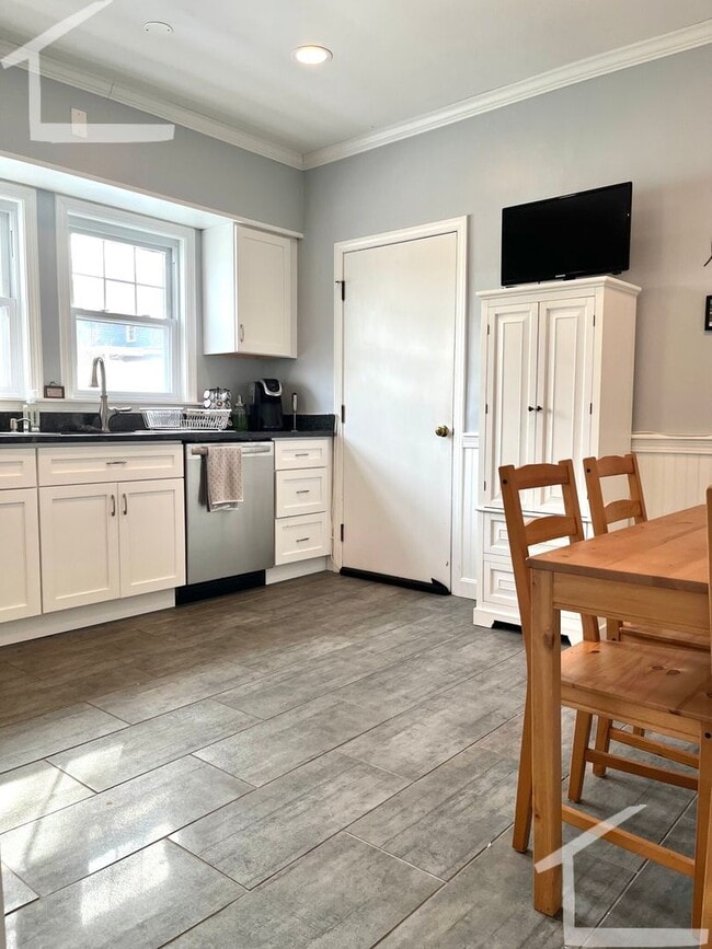 Building Photo - HUGE 3 bed duplex in the heart of Oak Square!