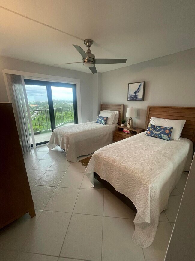 Building Photo - 801 S Ocean Dr