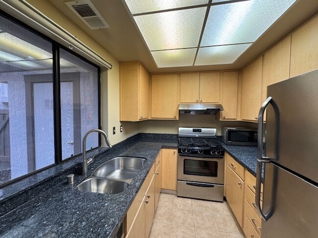 Building Photo - Wonderful 3 bedroom townhome in Main Chance Estates