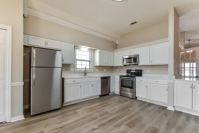 Building Photo - 2025 Westbriar Dr