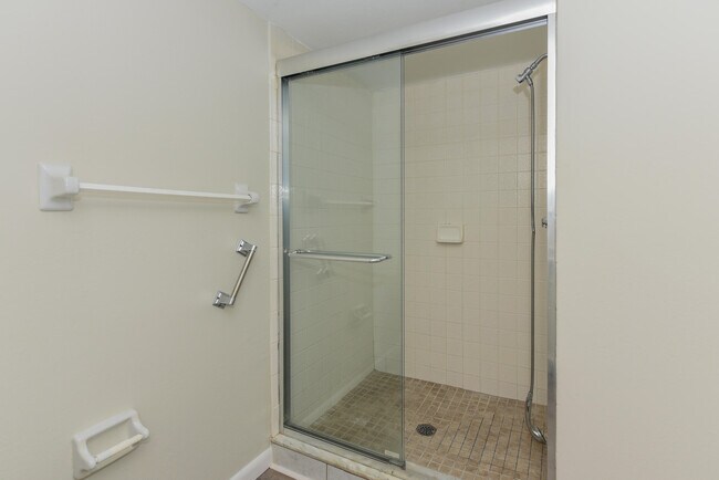 Building Photo - 1531 SE Royal Green Cir