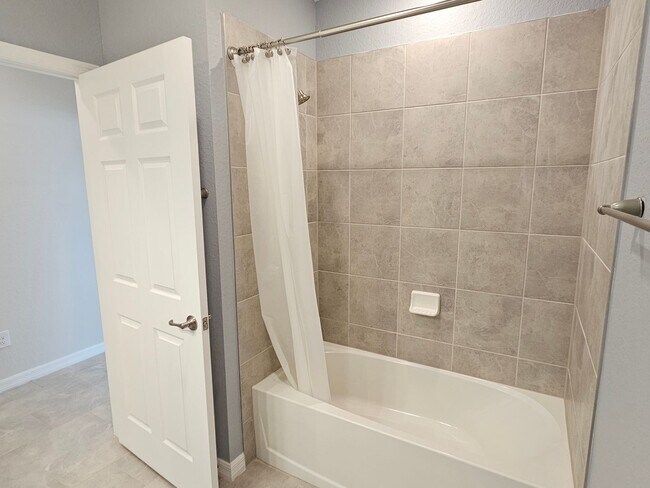 Building Photo - Annual Unfurnished 2 Bedroom 2 Bathroom First Floor Condo with 1 Car Garage in Sarasota National!