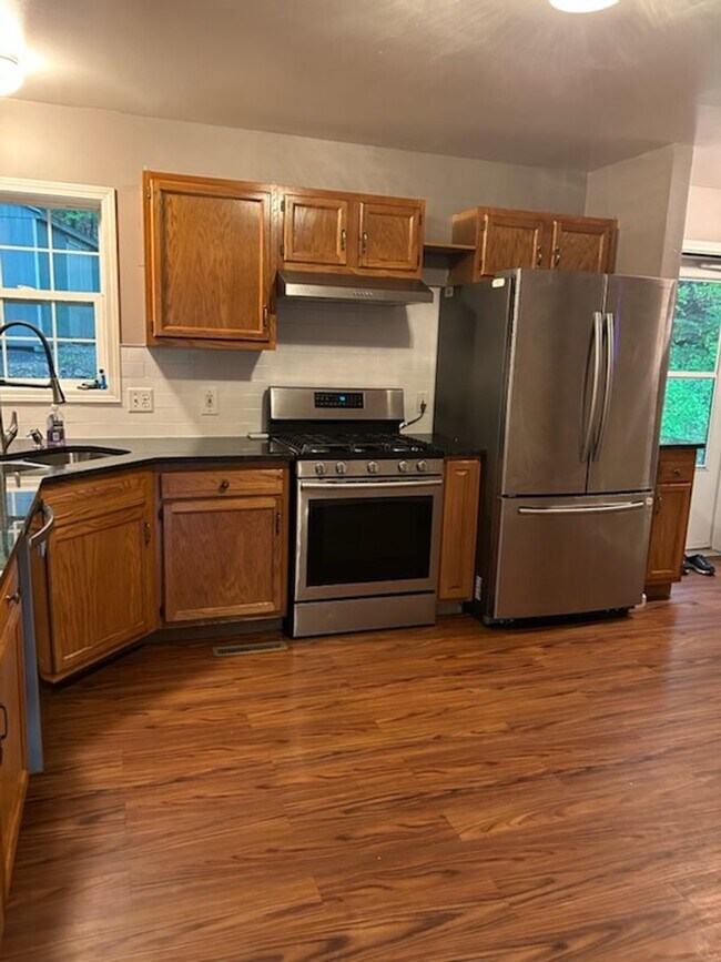 Building Photo - 3 bedroom 3 bathroom