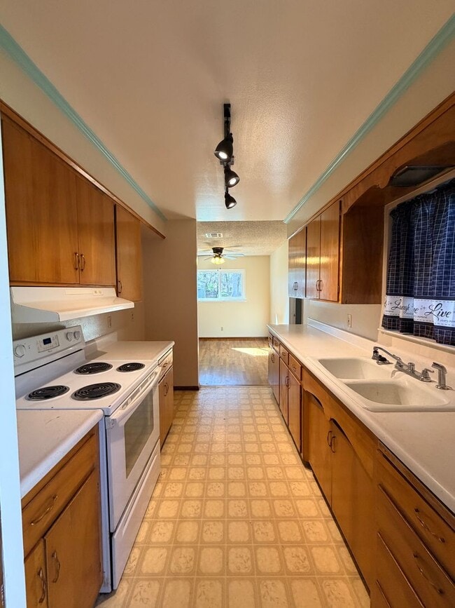 Building Photo - Just listed! Well maintained home in great location!