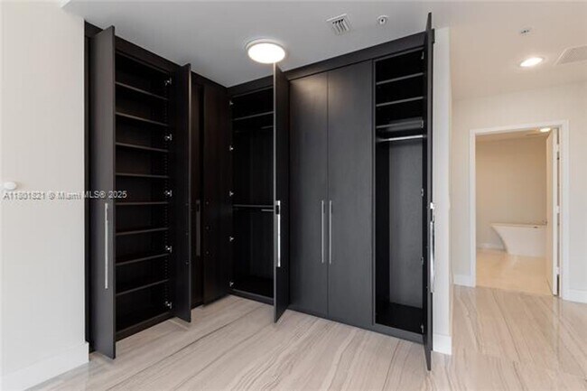 Building Photo - 17111 Biscayne Blvd