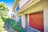 Building Photo - Charming 2 Bedroom, 2 and a half Bath Townhome in Huntington Beach!