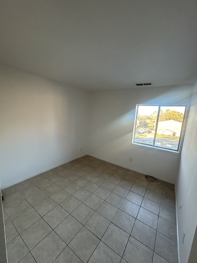 Building Photo - Spacious Condo in Nice Location!