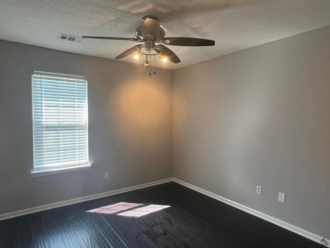 Building Photo - 226 Golden Eagle Dr