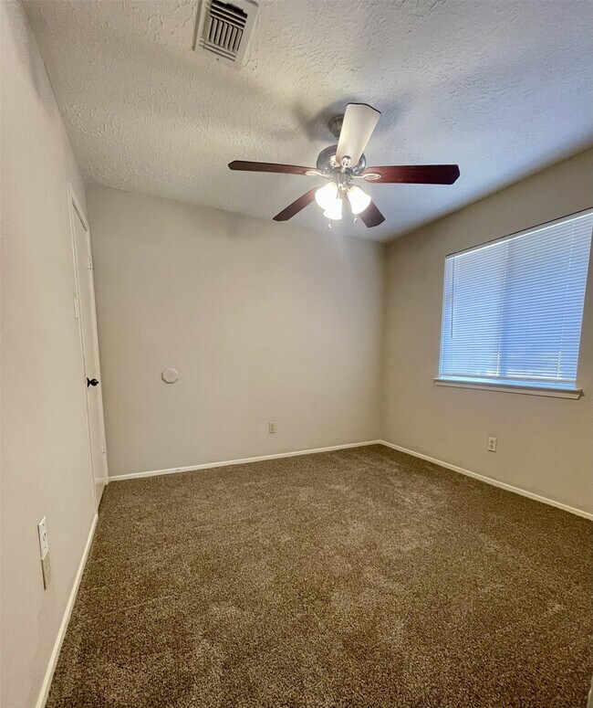 Building Photo - 2126 Collingsfield Dr