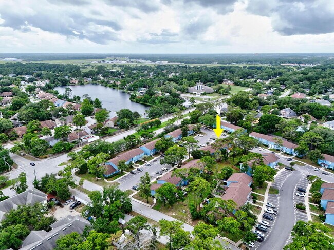Building Photo - "Charming 2-Bed Townhouse with Modern Comf...