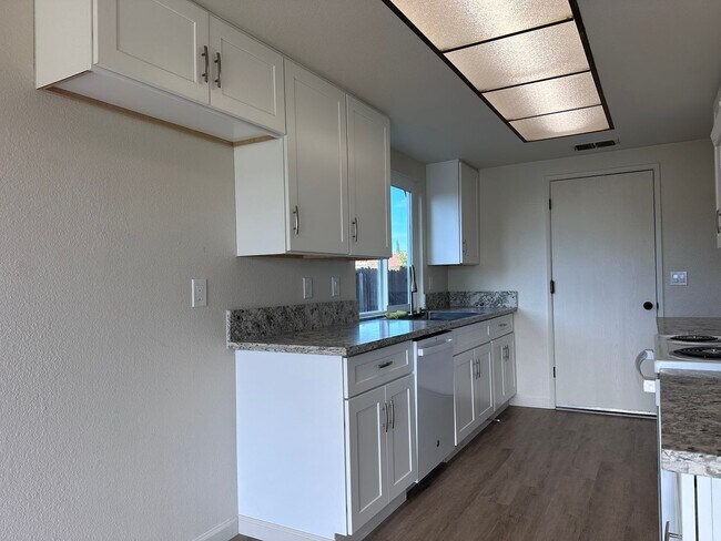 Building Photo - Excellent Florin Area 3bd/2bath home updated and nice!