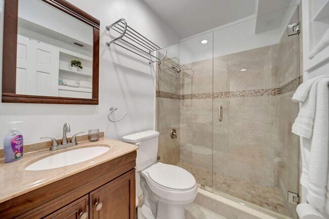 Building Photo - 2724 NE 14th St