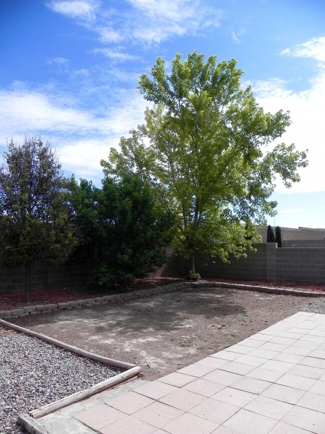 Building Photo - Prominent 3 Bedroom, 2 Bath Single Story Home In Rio Rancho!