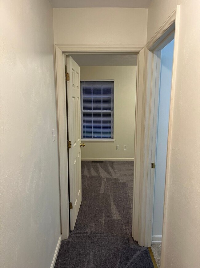 Building Photo - S. Market