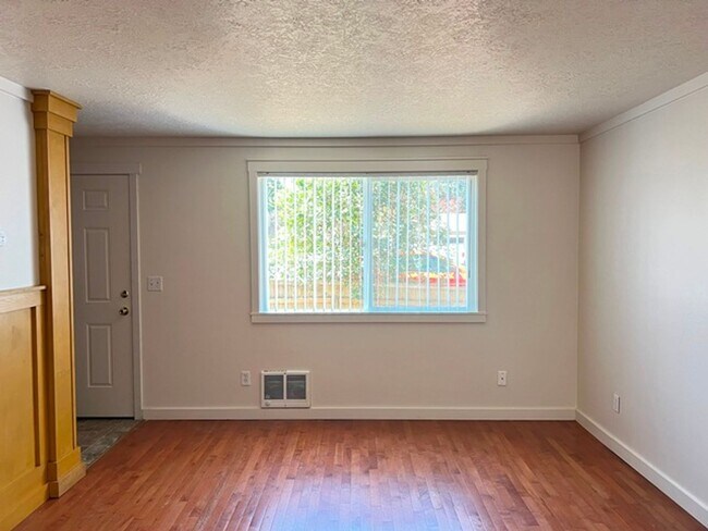 Building Photo - 1288 E Santiam St