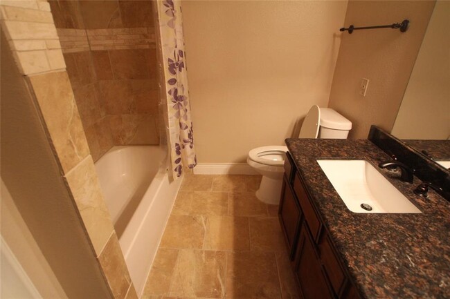 Building Photo - 17627 Red Oak Dr