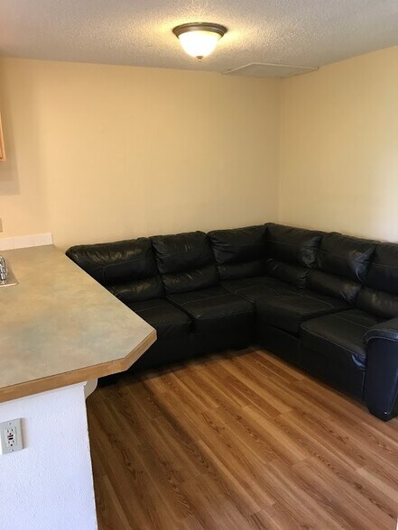 Building Photo - 1065 University Ave