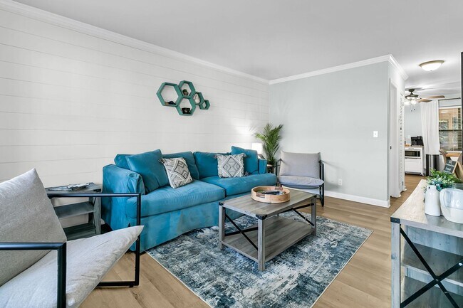 Building Photo - Fully Renovated 2 Bedroom Townhome in a Co...