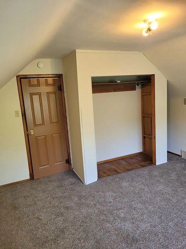 Building Photo - 3 bd, 2 ba house in east campus across from Boone Hospital, walk to campus and downtown, great sh...