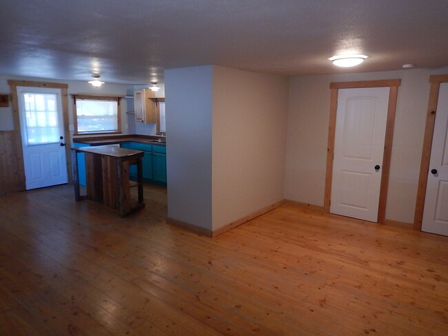 Building Photo - 3 Bedroom, 1 Bathroom Less Than A Block Fr...