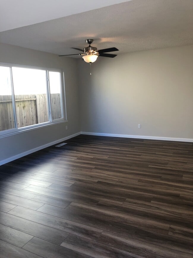 Building Photo - 3 bedroom 2 bath Available Now!