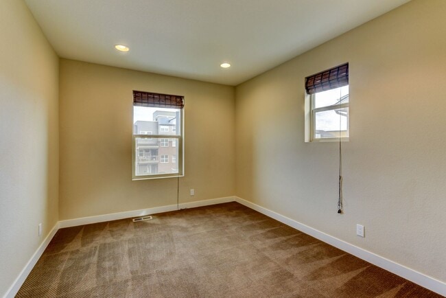 Building Photo - Beautiful 3 bed Uptown Broomfield Townhome...