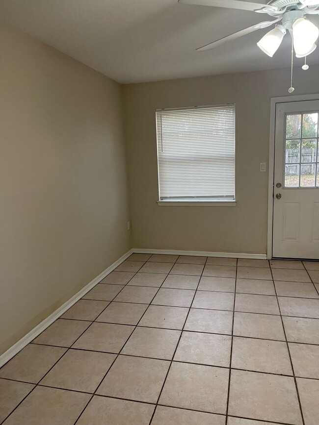 Building Photo - 3bed/2bath Single Family Home