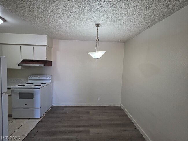 Building Photo - 615 S Royal Crest Cir