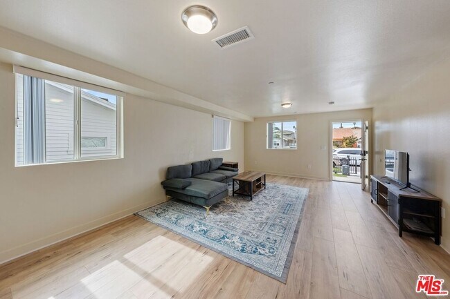 Building Photo - 5912 S Flower St