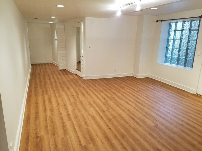 Building Photo - 1bd/1ba Condo Across the Street From Piedm...