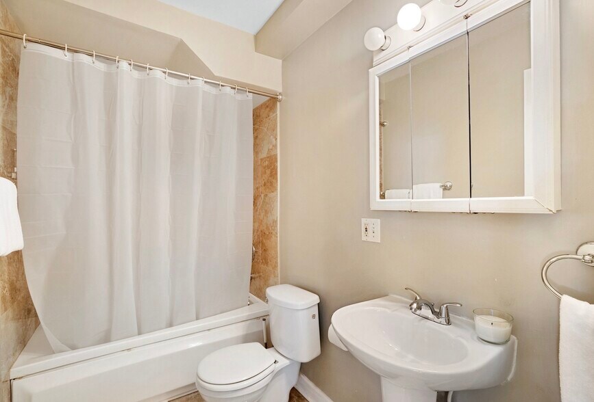 Bathroom - 2554 W Rosemont Ave