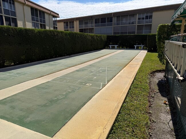 Building Photo - 600 Village Green Ct